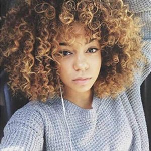 perruque de cheveux courts et bouclés