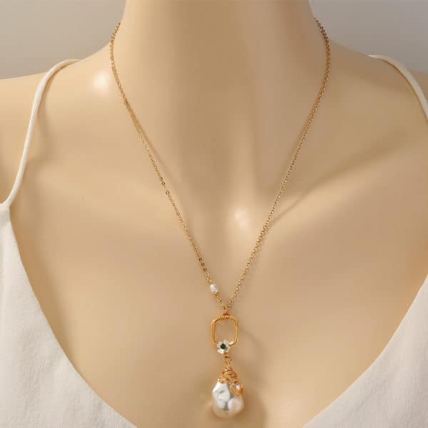 Collier à pendentifs en perles à la mode