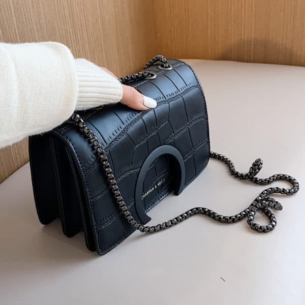 Sac de messager en chaîne texturé et stylisé – Image 4